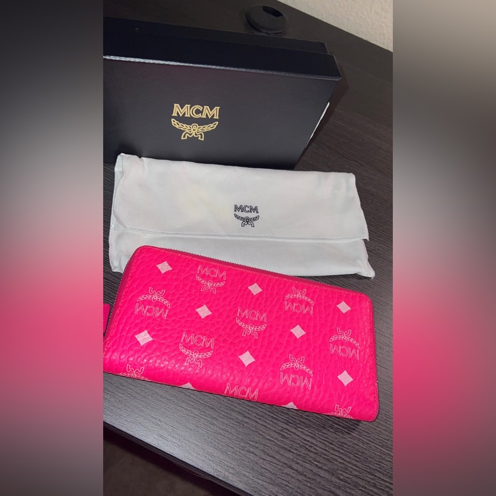 MCM NEON PINK VISETOS WALLET • EXCELLENT CONDITION • LIMITED EDITION